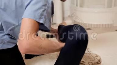 理疗。 一个女人在健康中心做足底按摩，特写。 现代康复物理疗法